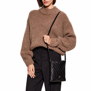 BOLSA ELEGANTE Y FUNCIONAL CON ACABADOS ICÓNICOS AW0AW18158