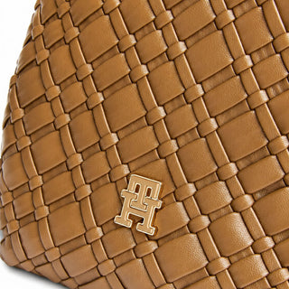 BOLSA ELEGANTE Y FUNCIONAL CON ACABADOS ICÓNICOS AW0AW18158