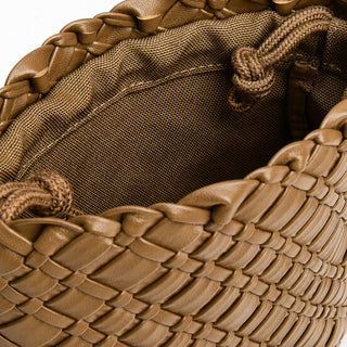 BOLSA ELEGANTE Y FUNCIONAL CON ACABADOS ICÓNICOS AW0AW18158